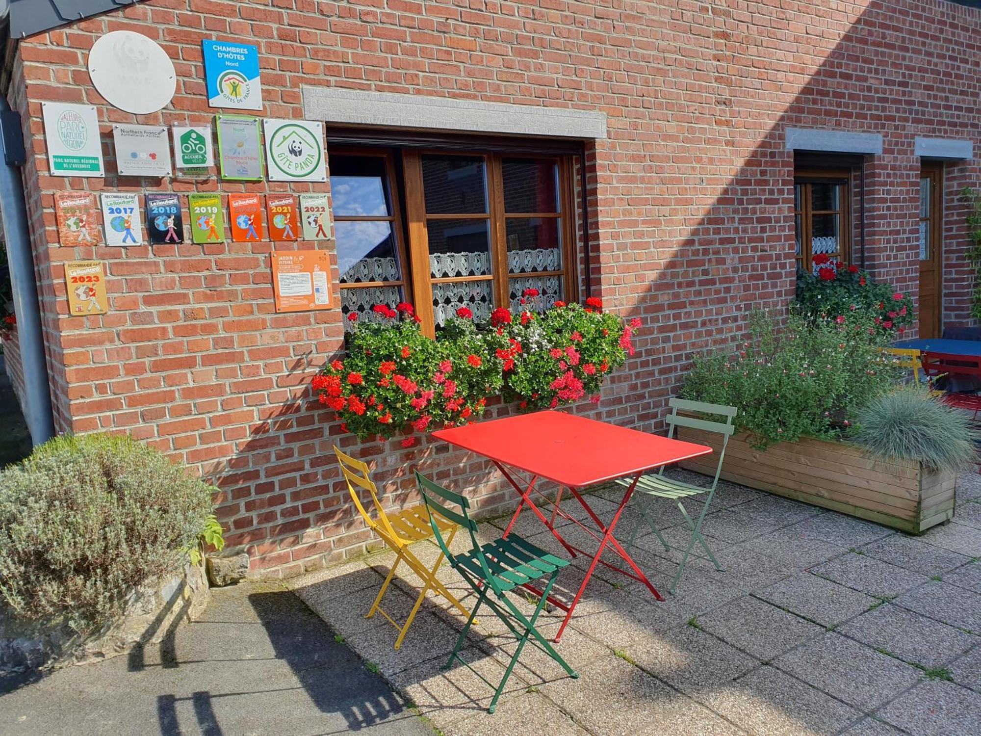 Les Mout'Anes Saint-Hilaire-sur-Helpe Exterior foto